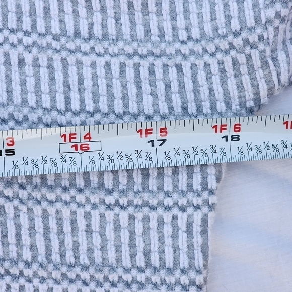 Super soft and comfortable side button short sleeve by gyft. Size medium - Picture 6 of 8